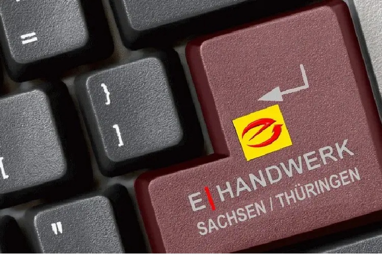 Nahaufnahme einer Tastatur mit einer roten Taste mit der Aufschrift „eHandwerk Sachsen | Thüringen“
