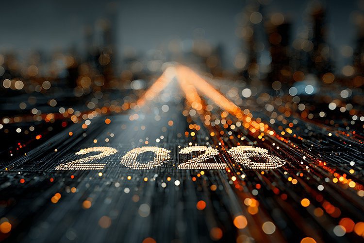 Futuristische, unscharfe Stadt-Skyline bei Nacht mit Bokeh-Lichtern. Im Vordergrund verlaufen digitale gold-orange Lichtpunkte. Auf der Fläche steht 2026, dargestellt aus vielen glitzernden Lichtpunkten