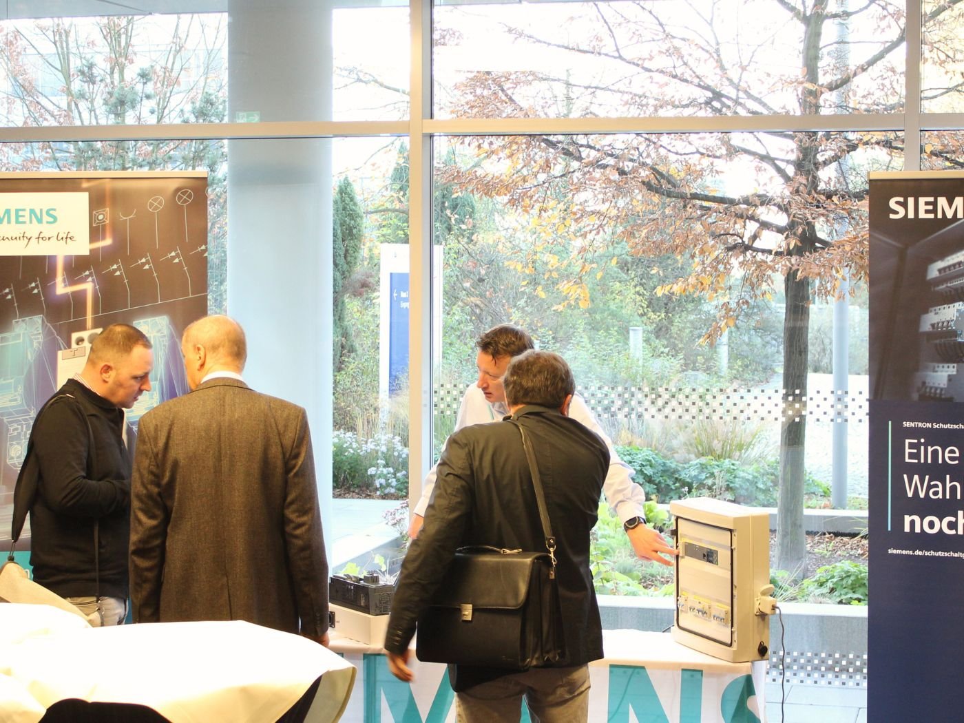 Besucher an einem Ausstellerstand bei der Niederspannungsfachtagung 2022.