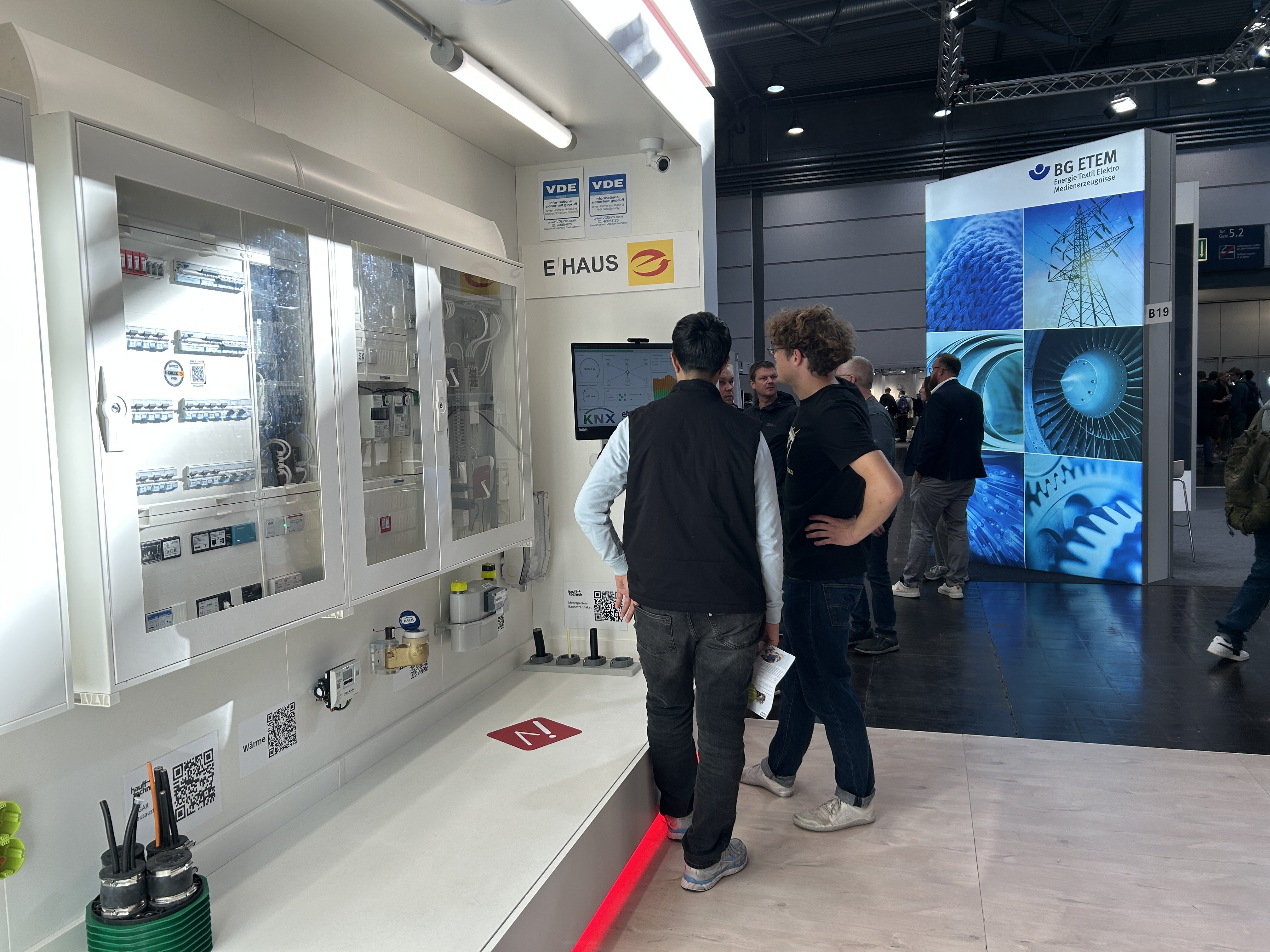 Fotoimpression von der efa:ON Messe 2025: Azubis vor dem e.Haus