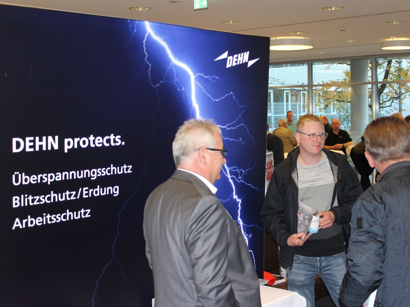 Besucher an einem Ausstellerstand bei der Niederspannungsfachtagung 2022.