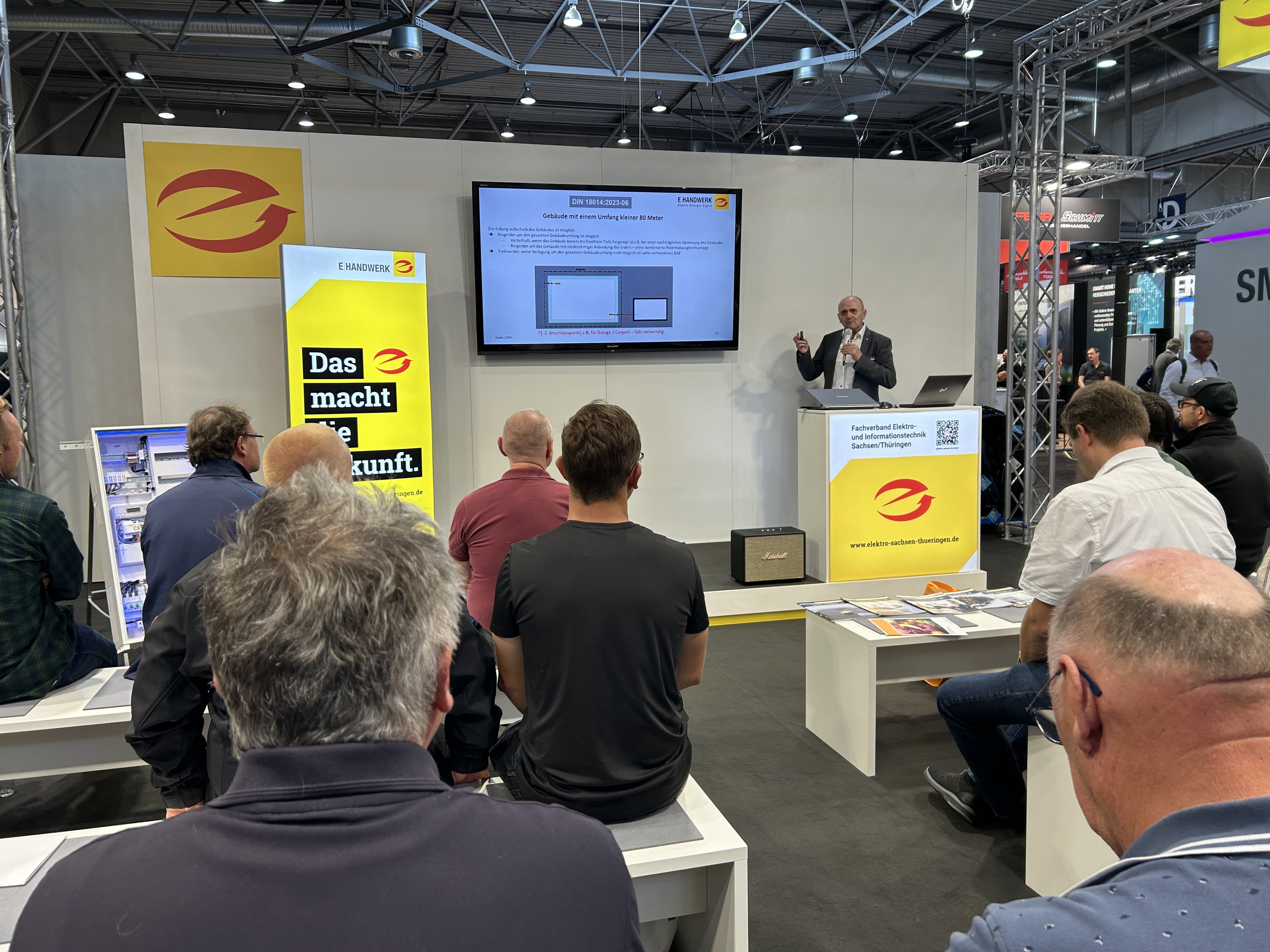 Fotoimpression von der efa:ON Messe 2025: Referent hält Vortrag