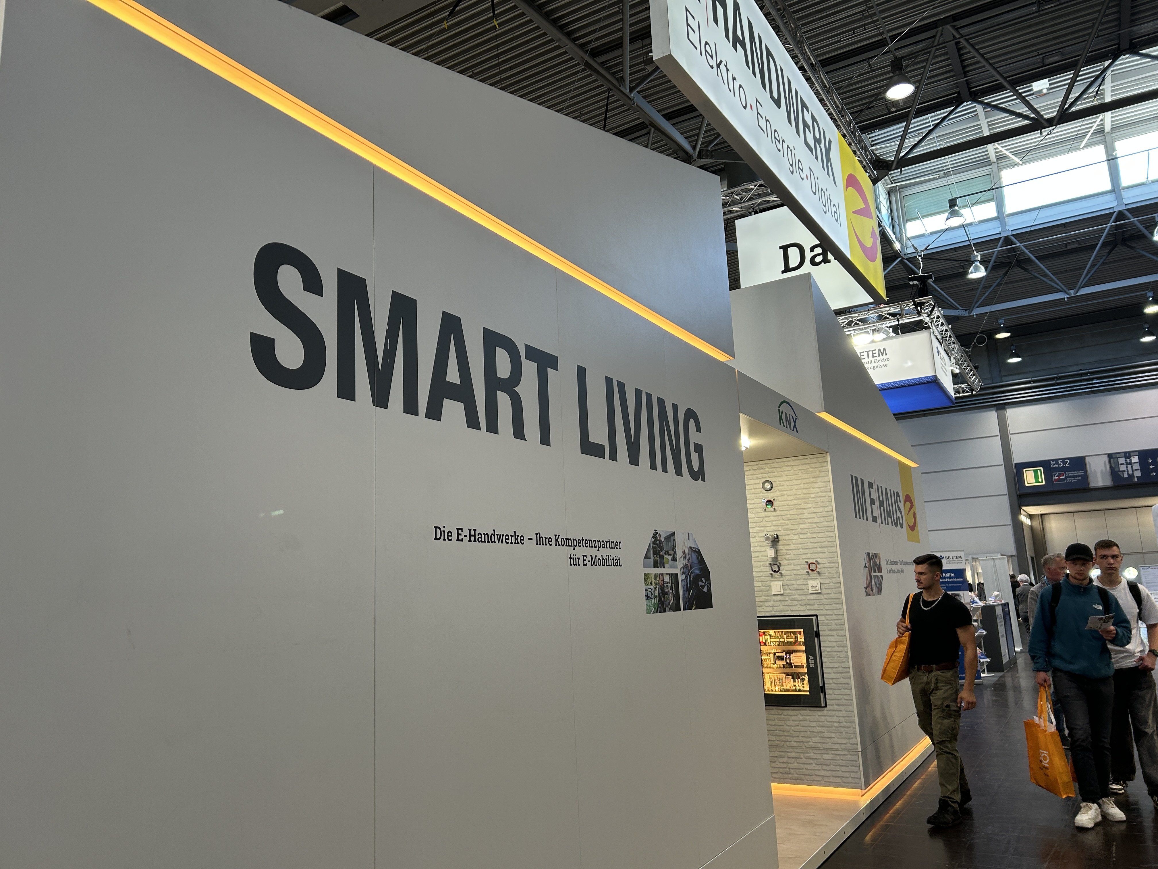 Fotoimpression von der efa:ON Messe 2025: e.Haus-Messestandes des Fachverbands Sachsen/Thüringen