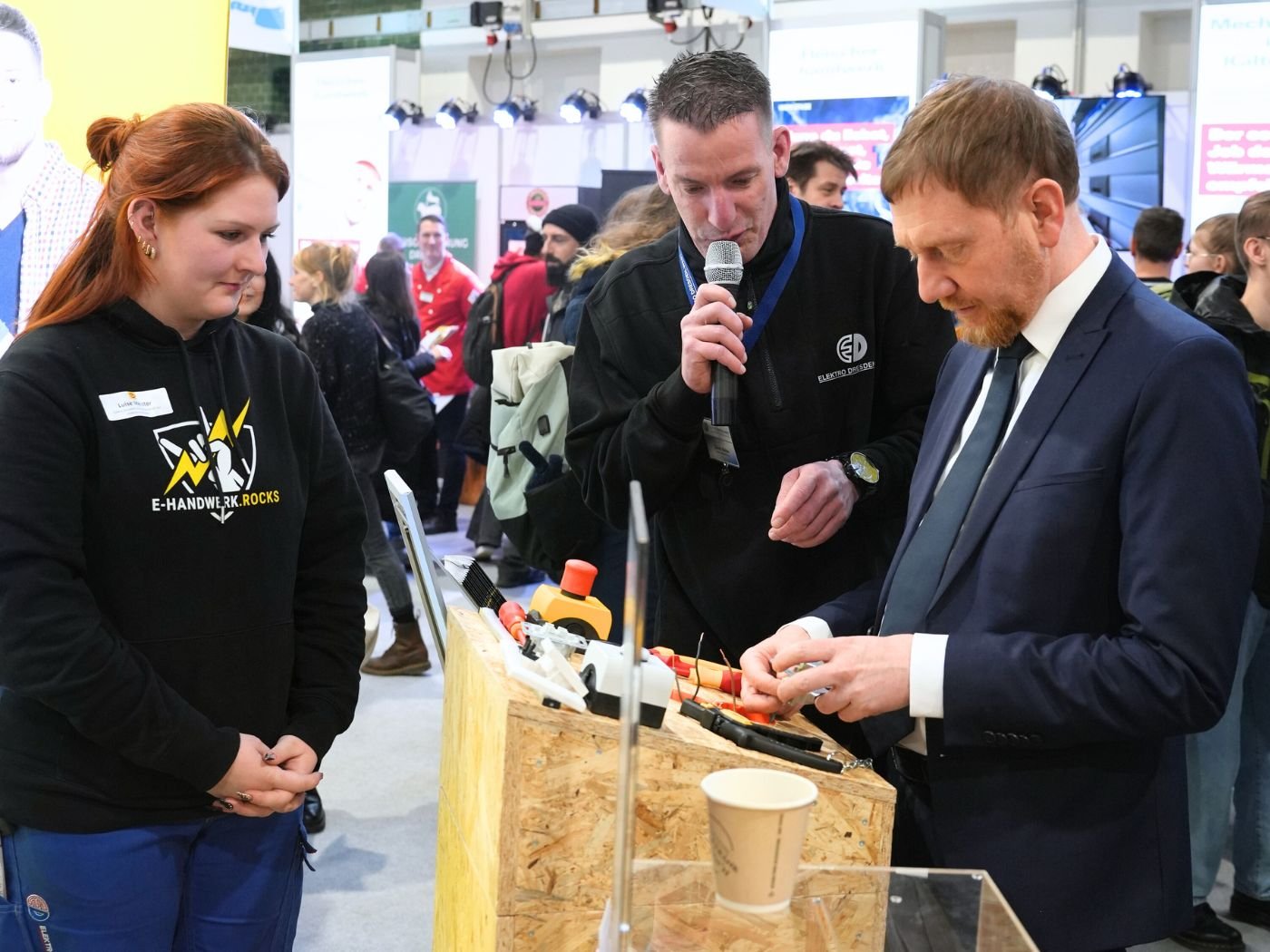 Sachsens Ministerpräsident Michael Kretzschmer versucht sich am Mitmachsockel des Fachverbands Elektro- und Informationstechnik Sachsen/Thüringen