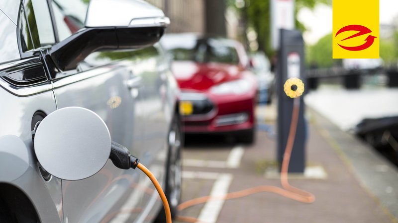E-Auto an einer Ladestation