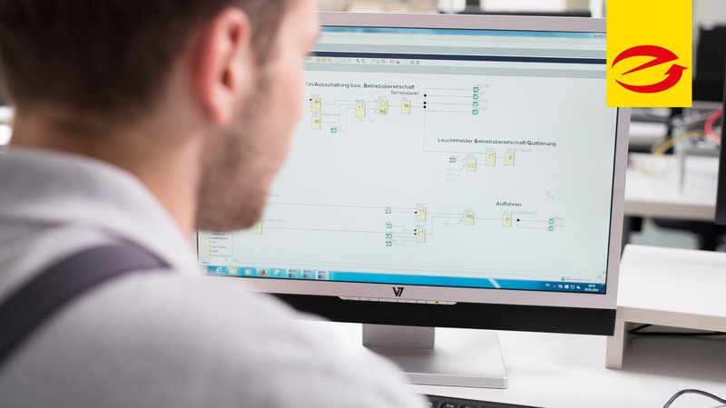 Eine Person sitzt vor einem Computerbildschirm mit einem technischen Steuerungsdiagramm. Oben rechts ist ein gelbes Feld mit rotem Logo zu sehen.